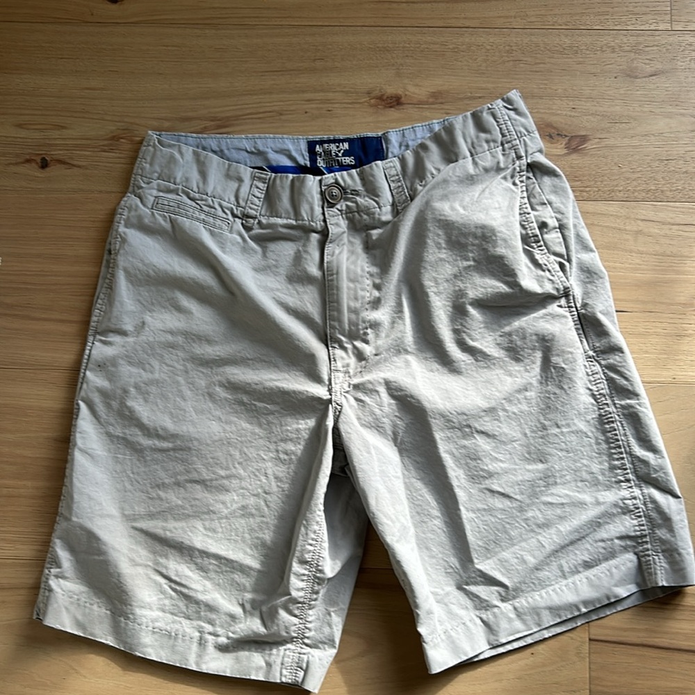 American Eagle men’s  flat front shorts. 32”W x 9” long